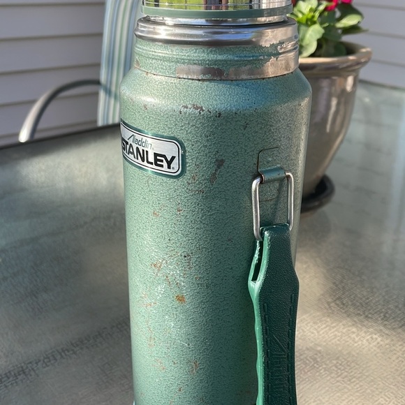 Vintage Stanley Aladdin thermos. Green with handle. Chrome lid and base. Quart - Picture 14 of 16